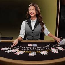 Kartu blackjack di meja gelap neon